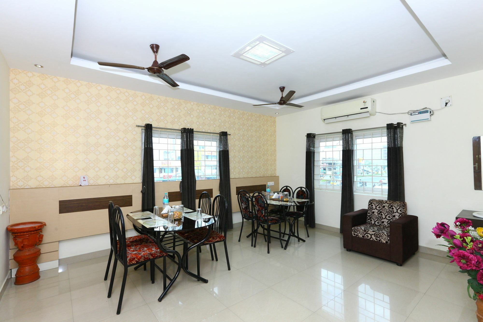 Oyo 5045 Nks Leo Hotel 3*