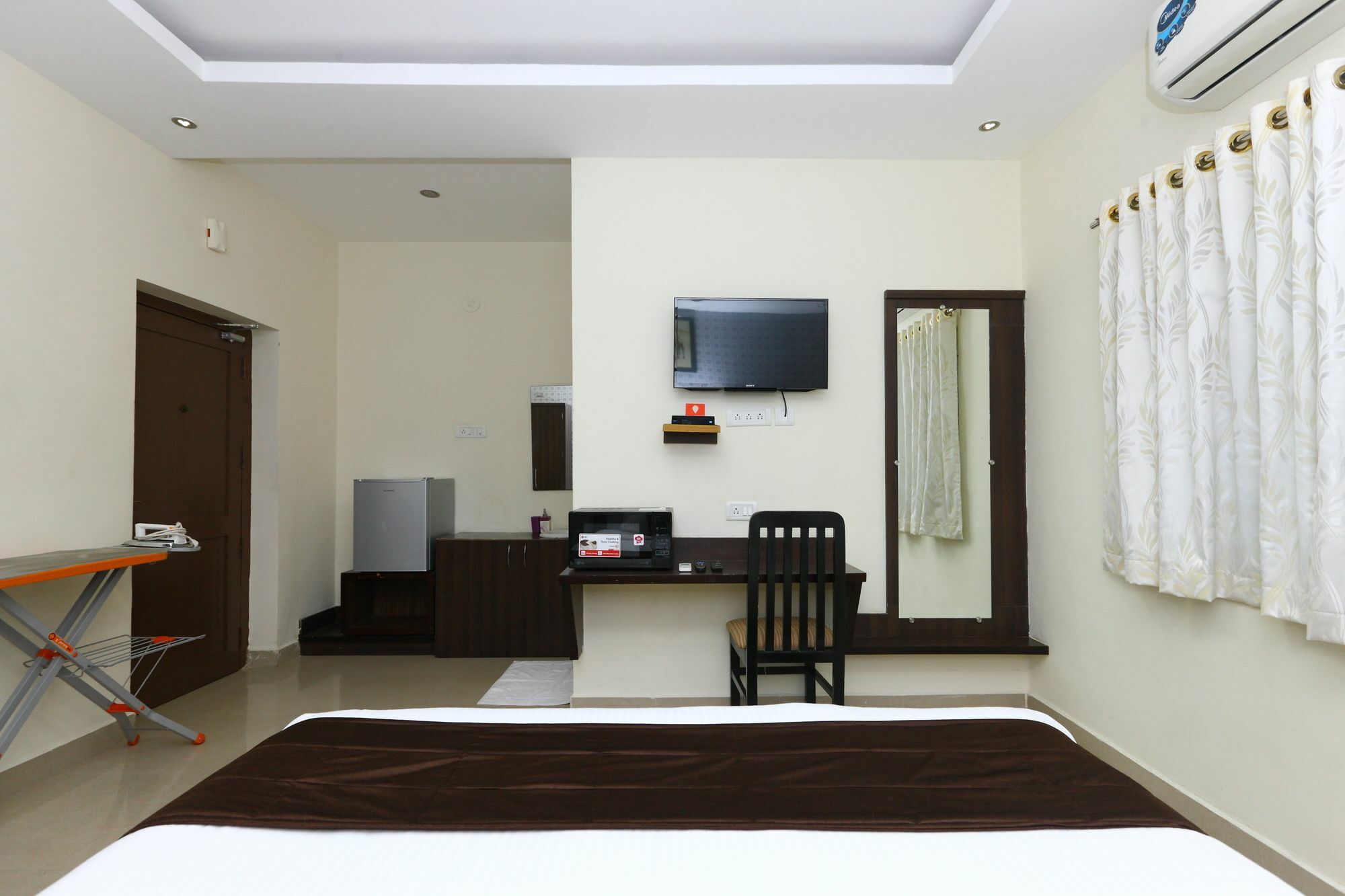 Oyo 5045 Nks Leo 3* Chennai